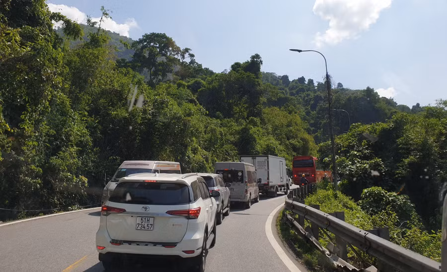 Đèo Bảo Lộc hướng lên Đà Lạt ngày 30.4, ùn ứ xe cộ kéo dài - Ảnh: Trùng Dương