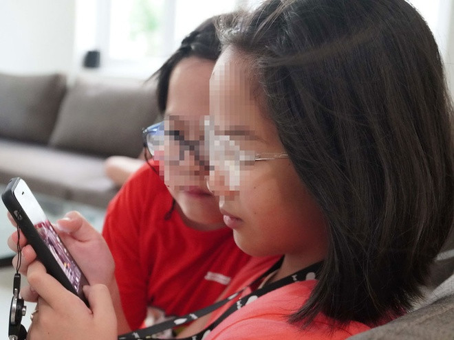 Cha mẹ cần định hướng nội dung, hạn chế thời gian khi để trẻ dùng điện thoại, mạng xã hội - Ảnh: NGỌC THẮNG