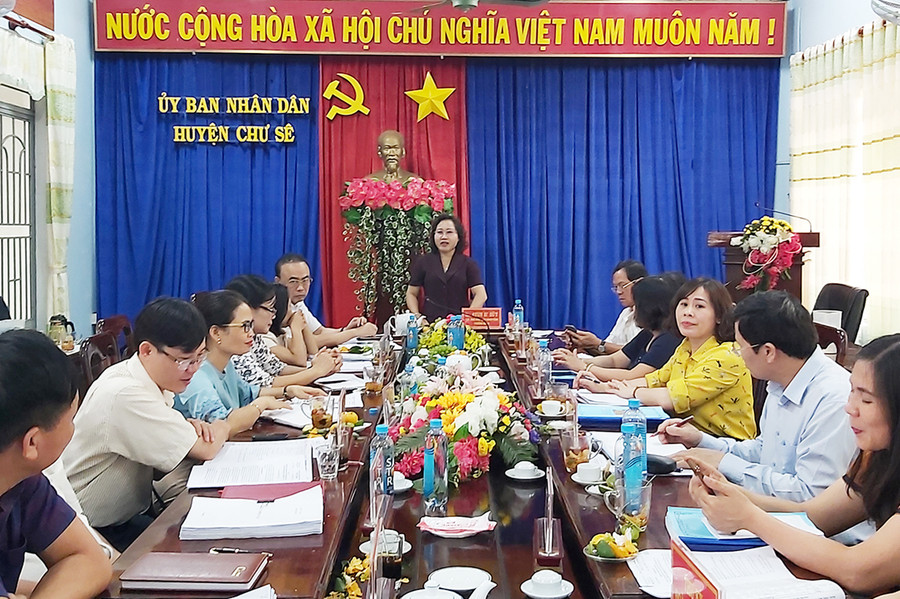  Quang cảnh buổi giám sát công tác bầu cử của Đoàn giám sát Thường trực HĐND tỉnh taị huyện Chư Sê. Ảnh: Ngọc Anh