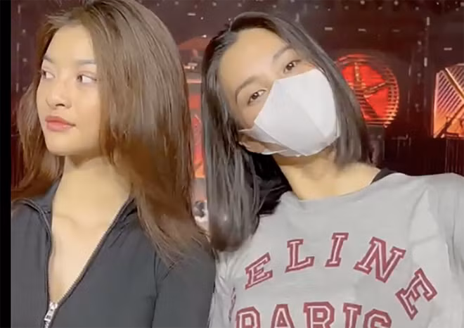 Tiểu Vy nhí nhảnh tựa đầu vào vai Kiều Loan. ẢNH: NVCC