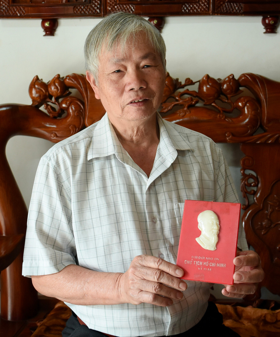 Anh hùng Nguyễn Văn Nhương và tấm mica đắp nổi bức phù điêu Chủ tịch Hồ Chí Minh-kỷ vật ông được trao tặng nhân dịp khen thưởng đảng viên “4 tốt” năm 1976. Ảnh: Phương Duyên Anh hùng Nguyễn Văn Nhương và tấm mica đắp nổi bức phù điêu Chủ tịch Hồ Chí Minh-kỷ vật ông được trao tặng nhân dịp khen thưởng đảng viên “4 tốt” năm 1976. Ảnh: Phương Duyên