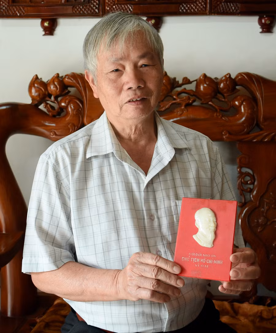 Anh hùng Nguyễn Văn Nhương và tấm mica đắp nổi bức phù điêu Chủ tịch Hồ Chí Minh-kỷ vật ông được trao tặng nhân dịp khen thưởng đảng viên “4 tốt” năm 1976. Ảnh: Phương Duyên Anh hùng Nguyễn Văn Nhương và tấm mica đắp nổi bức phù điêu Chủ tịch Hồ Chí Minh-kỷ vật ông được trao tặng nhân dịp khen thưởng đảng viên “4 tốt” năm 1976. Ảnh: Phương Duyên