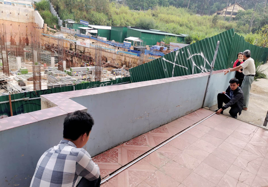  Phía chủ đầu tư tiến hành đo đạc để tính toán bồi thường cho các hộ dân. Nhà đầu tư mong muốn được tiếp tục thi công tường vây để bảo đảm an toàn khi mùa mưa đến gần.