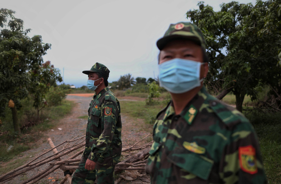 Thiếu tá Lê Văn Tuấn và đại úy Nguyễn Đăng Khoa canh gác đường biên giới xã Khánh Bình, là một hàng rào bằng cây. ẢNH: NGỌC DƯƠNG