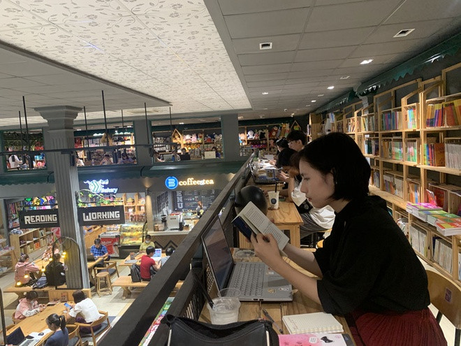 Đọc sách với không gian yên tĩnh. Ảnh: TÚ QUYÊN