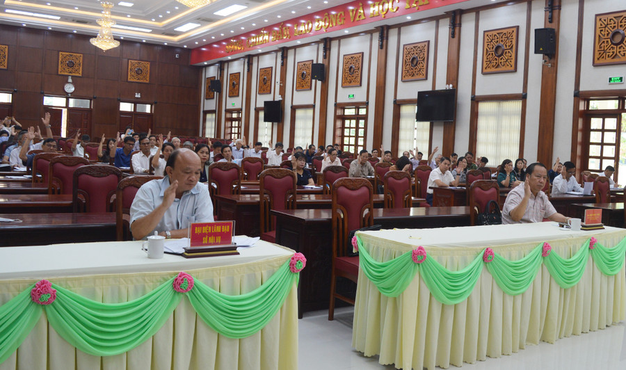 Các đại biểu biểu quyết thông qua danh sách ứng cử viên chính thức. Ảnh: Anh Huy