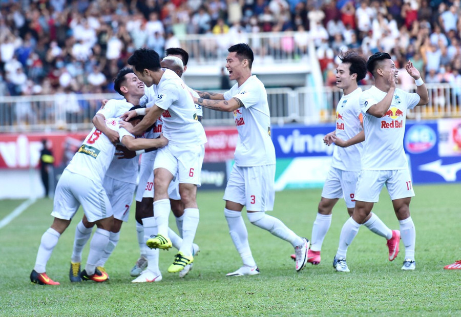 HAGL đã mở tỷ số với cú sút xa đẹp mắt của Xuân Trường. Ảnh: Văn Ngọc