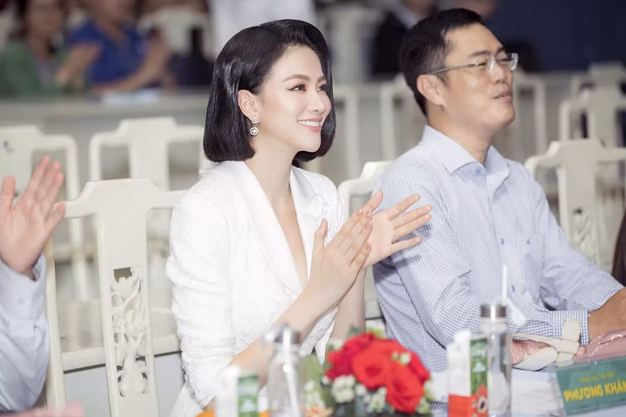 Trên “ghế nóng”, nàng hậu sinh năm 1995 bày tỏ sự mong muốn trở thành người tạo cảm hứng cho các bạn trẻ, nâng cao ý thức bảo vệ môi trường và hướng đến cuộc sống xanh sạch đẹp.