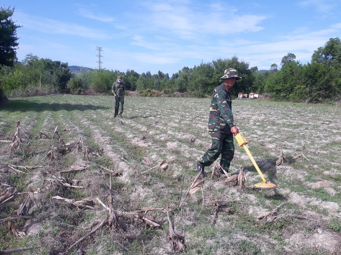 Lực lượng công binh rà phá bom mìn ở xã Tịnh Sơn, huyện Sơn Tịnh, tỉnh Quảng Ngãi Ảnh: TỬ TRỰC