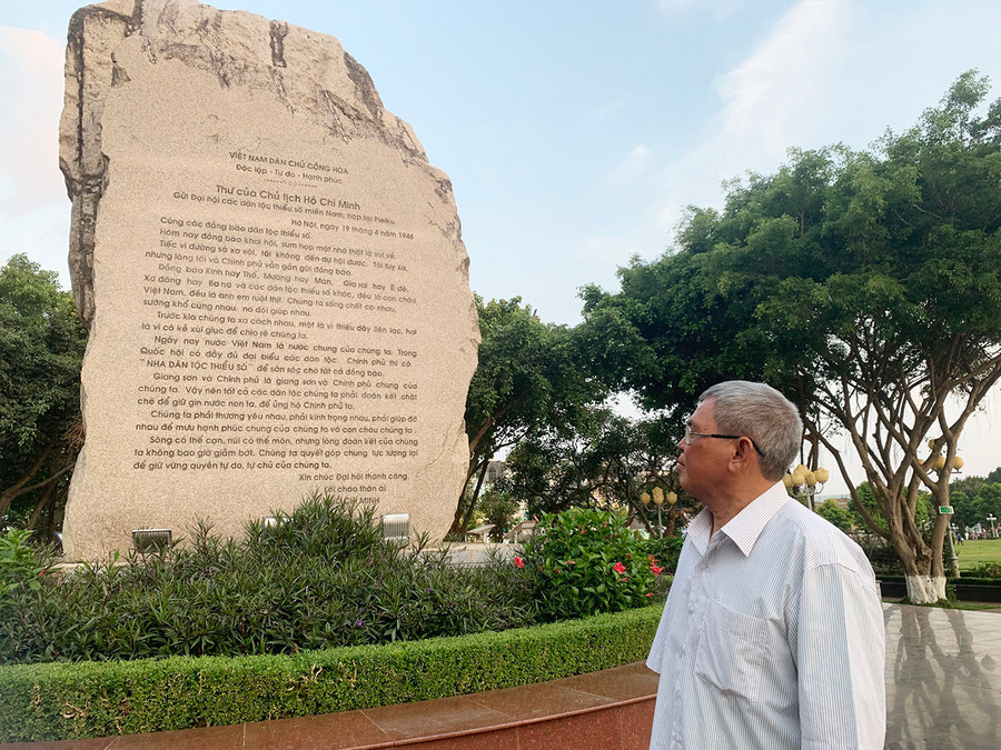 Ông Võ Văn Thanh (tổ 6, phường Diên Hồng, TP. Pleiku) bên bức thạch thư. Ảnh: Phương Linh  Ông Võ Văn Thanh (tổ 6, phường Diên Hồng, TP. Pleiku) bên bức thạch thư. Ảnh: Phương Linh