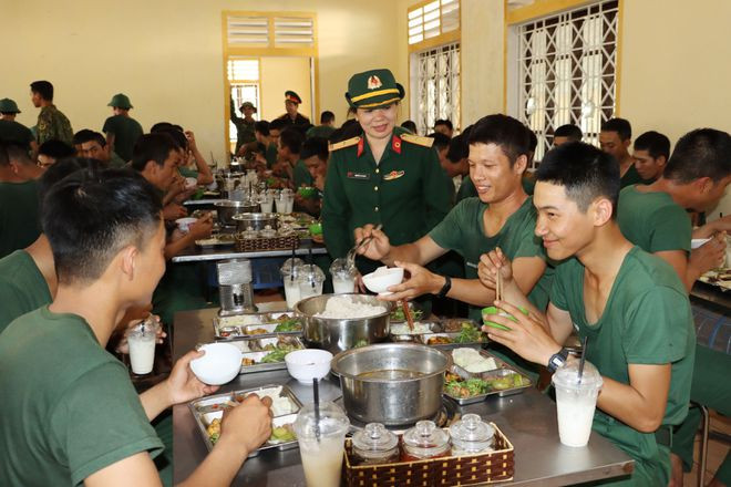 Bữa cơm tự quản thêm phần cơm ngon, canh ngọt từ bàn tay của phụ nữ. Ảnh: TRẦN TÌNH
