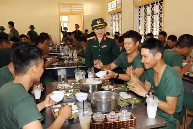 Bữa cơm tự quản thêm phần cơm ngon, canh ngọt từ bàn tay của phụ nữ. Ảnh: TRẦN TÌNH