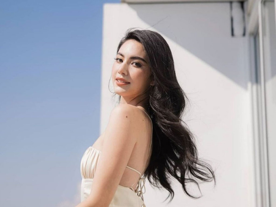 Mai Davika (tên thật: Davika Hoorne) hiện được xem là sao nữ nổi tiếng nhất nhì Thái Lan nhờ ngoại hình nổi bật và nhan sắc mê đắm lòng người. Ngoài ra nữ chính trong MV 