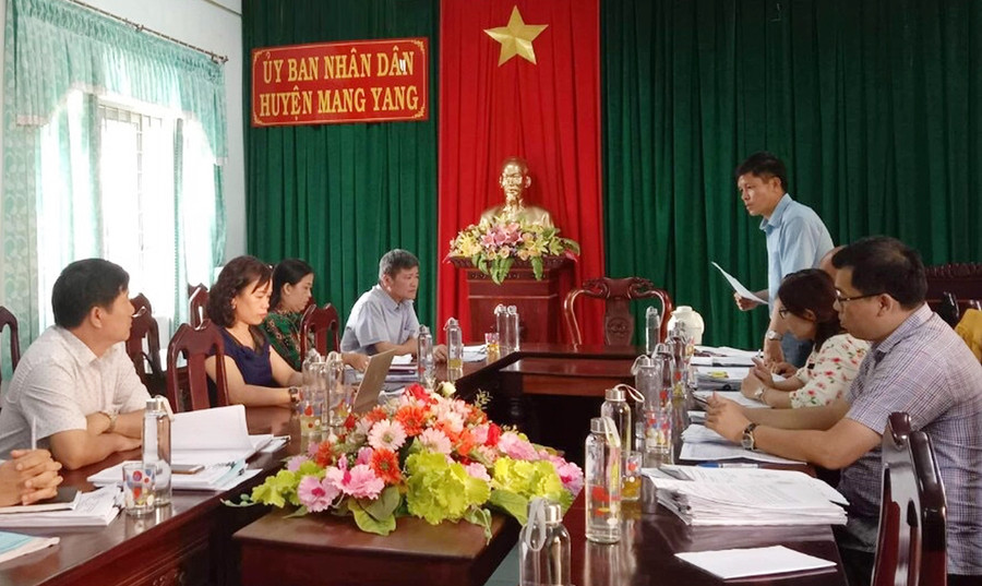  Ủy ban MTTQ Việt Nam tỉnh kiểm tra công tác bầu cử tại huyện Mang Yang. Ảnh: Phương Dung