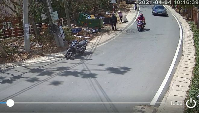 Camera ghi lại hình ảnh người dân bỏ rác sai qui định. ẢNH CHỤP LẠI TỪ CLIP DO CAMERA AN NINH GHI LẠI