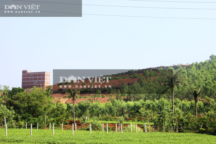 Công trình mọc trái phép trên đất rừng, nằm trên đồi cao. Ảnh: Dũ Tuấn.