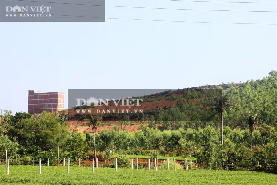 Công trình mọc trái phép trên đất rừng, nằm trên đồi cao. Ảnh: Dũ Tuấn.