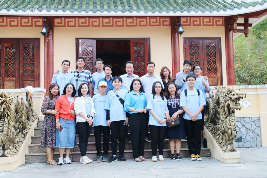 Du khách chụp ảnh lưu niệm tại Khu căn cứ cách mạng của tỉnh (xã Krong, huyện Kbang). Ảnh: Duy Lê Ảnh: Duy Lê