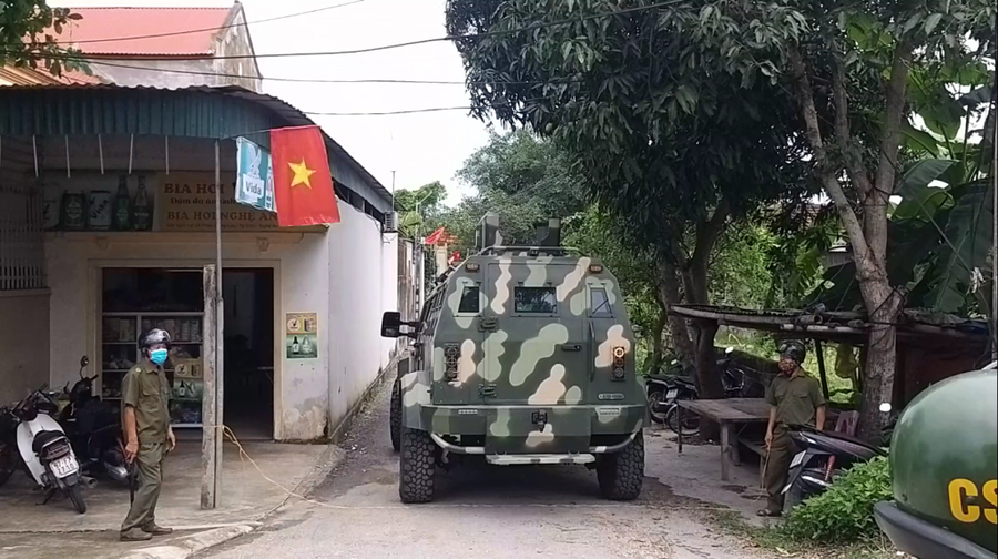 Xe chuyên dụng được điều đến hiện trường - ẢNH K.HOAN Xe chuyên dụng được điều đến hiện trường - ẢNH K.HOAN