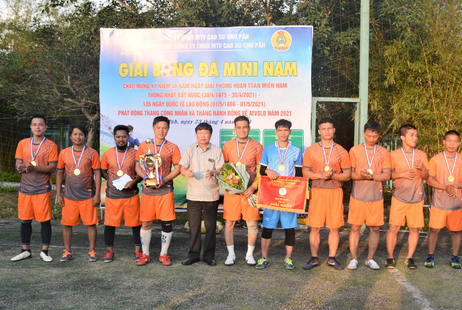  Lãnh đạo Công ty trao cờ và cúp cho đội vô địch. Ảnh: Hà Đức Thành 