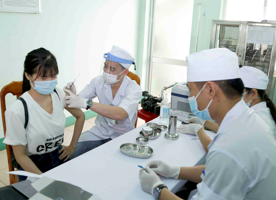 Bác sĩ Bệnh viện Quân y 211 tiến hành tiêm vắc xin phòng Covid-19. Ảnh: Sơn Tùng Bác sĩ bệnh viện Quân y 211 tiến hành tiêm vắc xin phòng Covid-19. Ảnh: Sơn Tùng