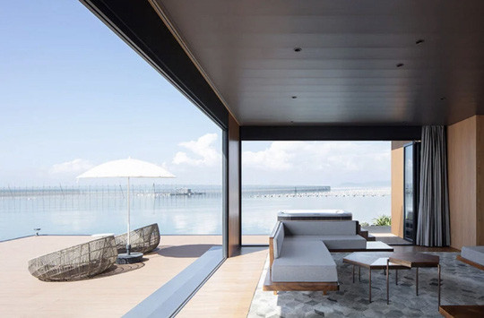 Ghế salon được đặt ở nhiều vị trí để khác có thể ngồi thư giãn