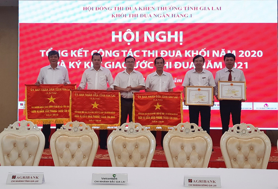 Các đơn vị của Khối thi đua Ngân hàng 1 được khen thưởng về thành tích trong năm 2019. Ảnh: Sơn Ca Khối thi đua Ngân hàng 1 trao các quyết định khen thưởng năm 2019 cho các đơn vị thành viên. Ảnh: Sơn Ca