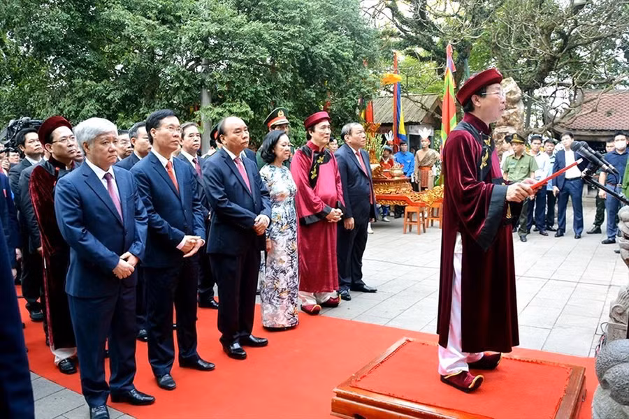  Lễ dâng hương tại điện Kính Thiên tưởng nhớ các Vua Hùng đã có công dựng nước. Ảnh: T.H