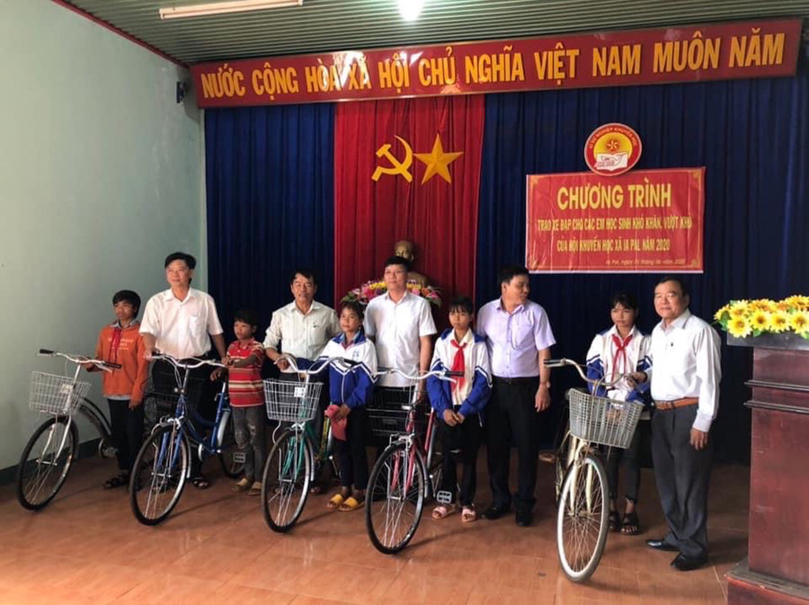 Đại diện Hội Khuyến học xã Ia Pal phối hợp với Trường THCS Lương Thế Vinh (xã Ia Pal, huyện Chư Sê) tặng xe đạp cho học sinh khó khăn. Ảnh P.L