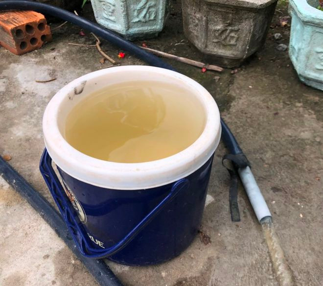 Màu nước giếng múc lên vàng như nước chè. ẢNH: N.ĐỨC