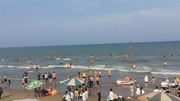 Du khách tắm tại bãi biển Sầm Sơn. (Ảnh: Trịnh Duy Hưng/TTXVN)