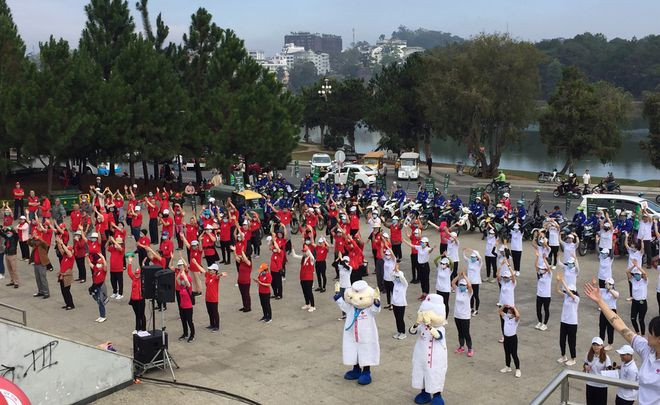 Khoảng 250 tình nguyện viên cùng nhảy flashmob với thông điệp chung tay bảo vệ môi trường . ẢNH: LÂM VIÊN
