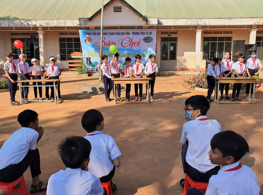 Các em học sinh thi trả lời trắc nghiệm về kiến thức an toàn giao thông