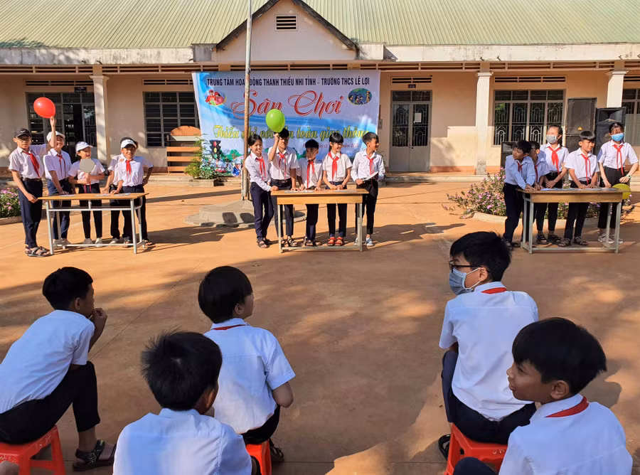 Các em học sinh thi trả lời trắc nghiệm về kiến thức an toàn giao thông