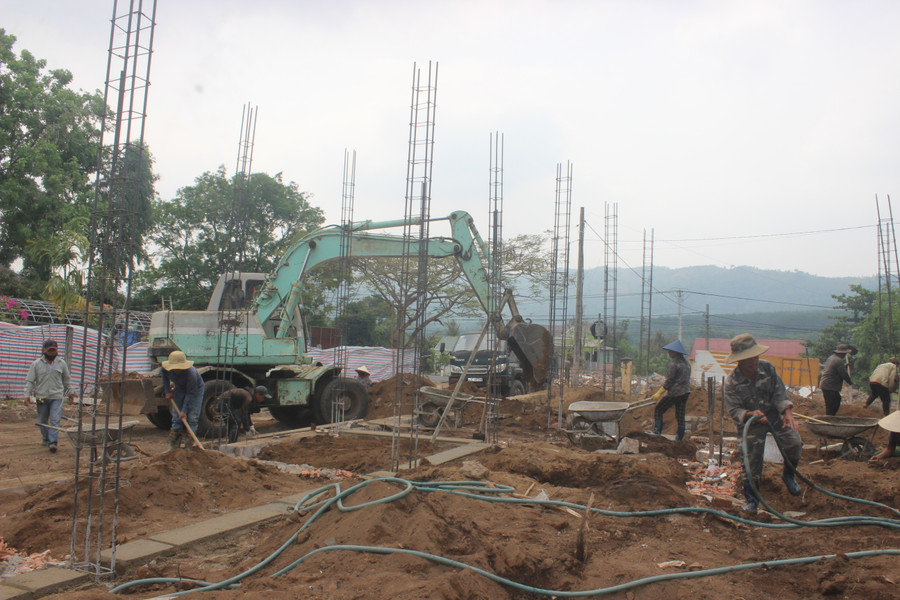  Nhà thầu tập trung nhân lực, thiết bị thi công công trình Trường Mầm non xã Ia Khươl. Ảnh: Sơn Ca