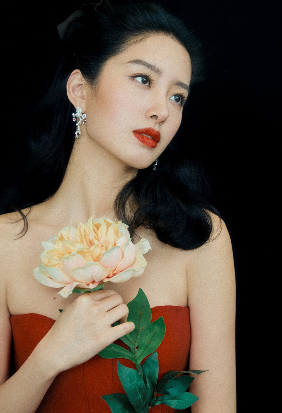 Mỹ nhân tình tứ với cha nuôi siêu giàu của Lưu Diệc Phi sở hữu nét đẹp đậm chất Á Đông.