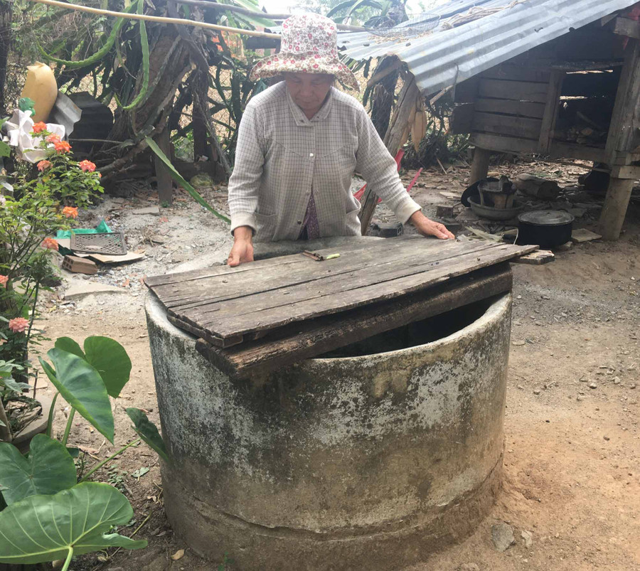 Giếng nước của gia đình bà Nguyễn Thị Quế (làng Tpôn, xã Chơ Long) đã cạn nước từ nhiều tháng nay. Ảnh: R’Ô Hok