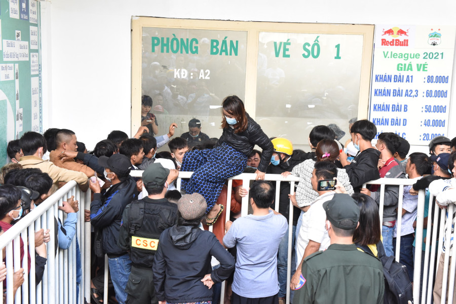 Ngay cả những nữ cổ động viên cũng không thoát cảnh phải trèo rào để trở ra sau khi mua vé.