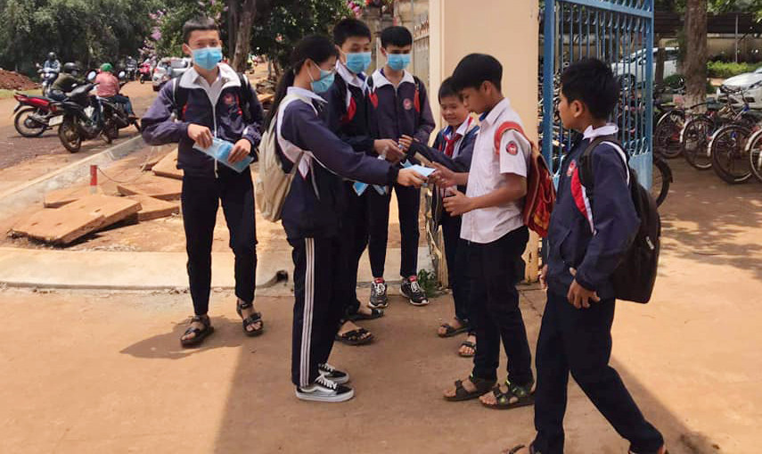 Phát khẩu trang cho các em học sinh. Tập trung huy động cả hệ thống chính trị từ huyện đến cơ sở tham gia thực hiện quyết liệt, đồng bộ các biện pháp phòng-chống dịch; tăng cường công tác tuyên truyền; hạn chế tập trung đông người, bắt buộc đeo khẩu trang, rửa tay sát khuẩn, giữ khoảng cách khi tiếp xúc, vệ sinh môi trường, đặc biệt là nơi công cộng, các cơ sở sản xuất, kinh doanh, trường học... (ảnh 4)