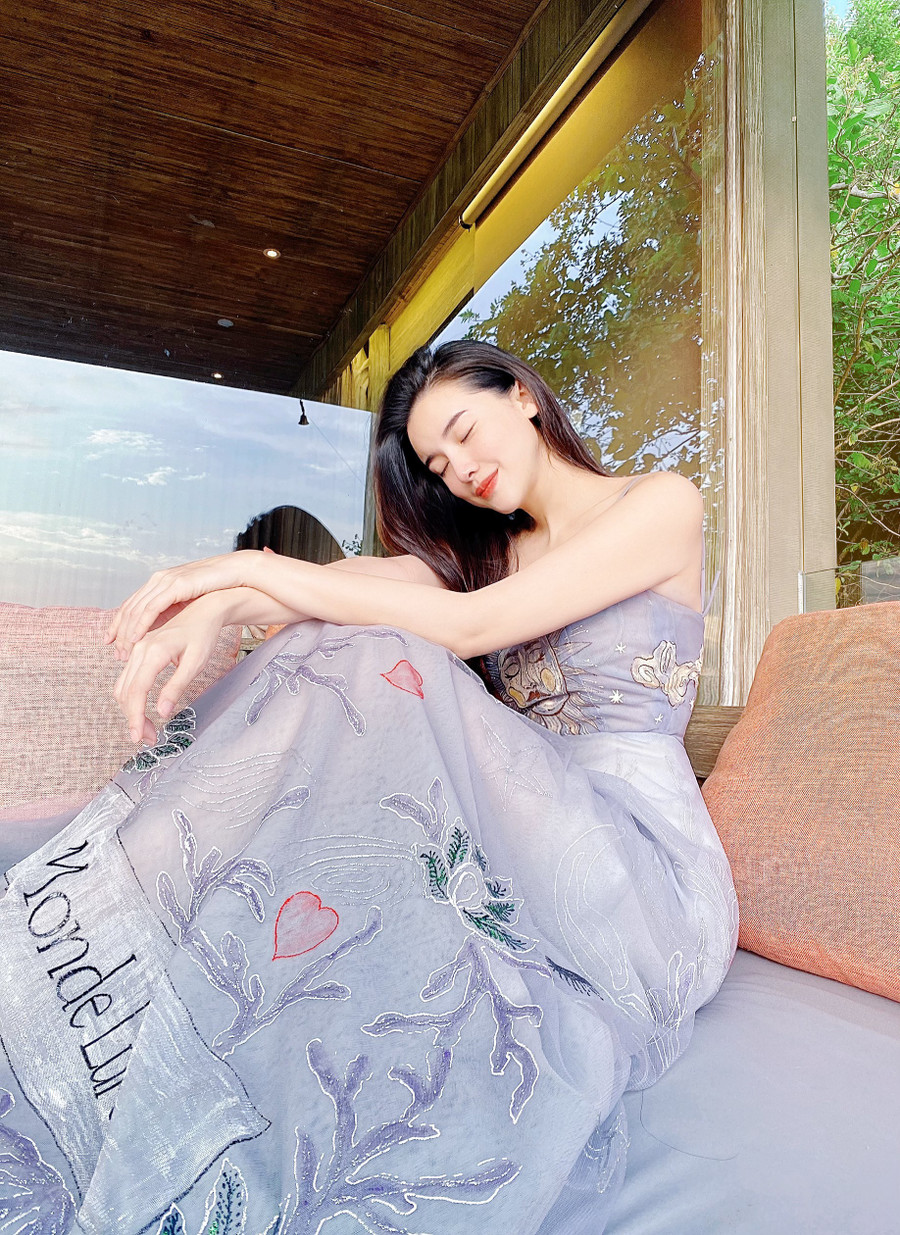 "Không cầu kì nhưng phải thật chỉn chu" là quan điểm sống của người đẹp sinh năm 1990 này. CaoThái Hà luôn mong muốn mang đến cho người đối diện cảm giác được tôn trọng ở cả ngoại hình lẫn cách ứng xử. ẢNH: NVCC