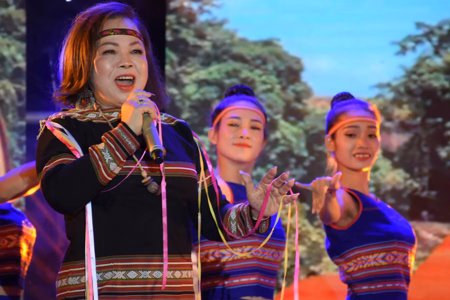 Đại tá, NSND Rơchăm Phiang tại liveshow “Họa mi của núi rừng Tây Nguyên”. Ảnh: Phương Duyên