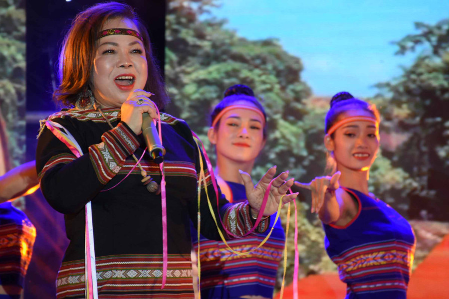 Đại tá, NSND Rơchăm Phiang tại liveshow “Họa mi của núi rừng Tây Nguyên”. Ảnh: Phương Duyên