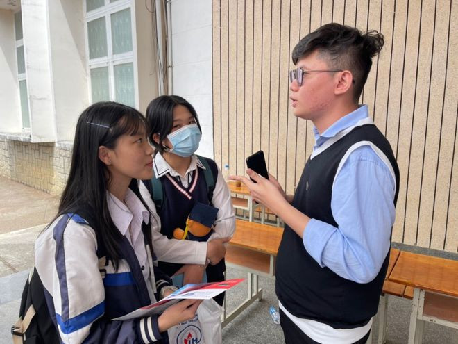 Minh chia sẻ về hormone hạnh phúc giúp học sinh có động lực ngồi vào bàn học mà không thấy chán. Ảnh: NVCC