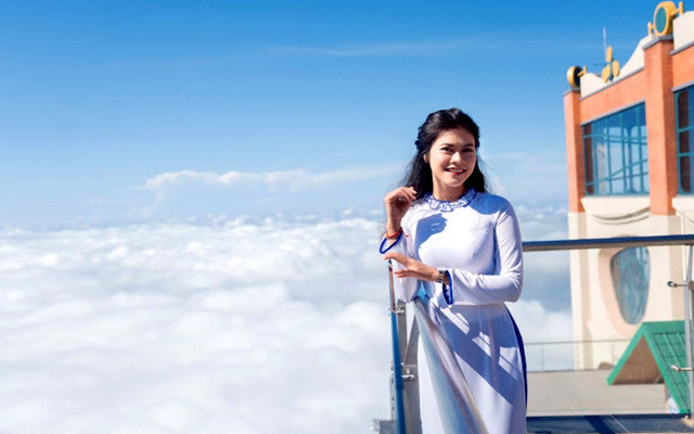 Du khách hòa mình với mây trời trên đỉnh 