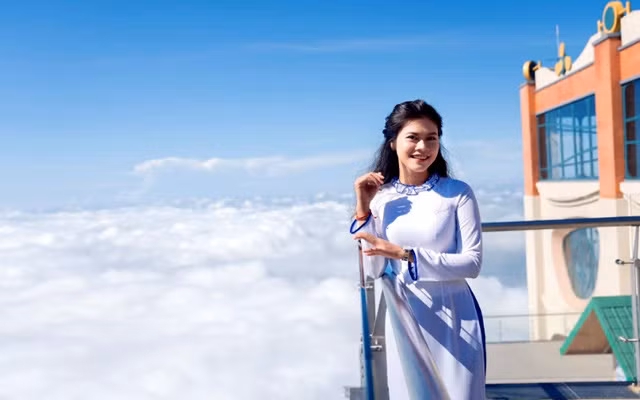 Du khách hòa mình với mây trời trên đỉnh 