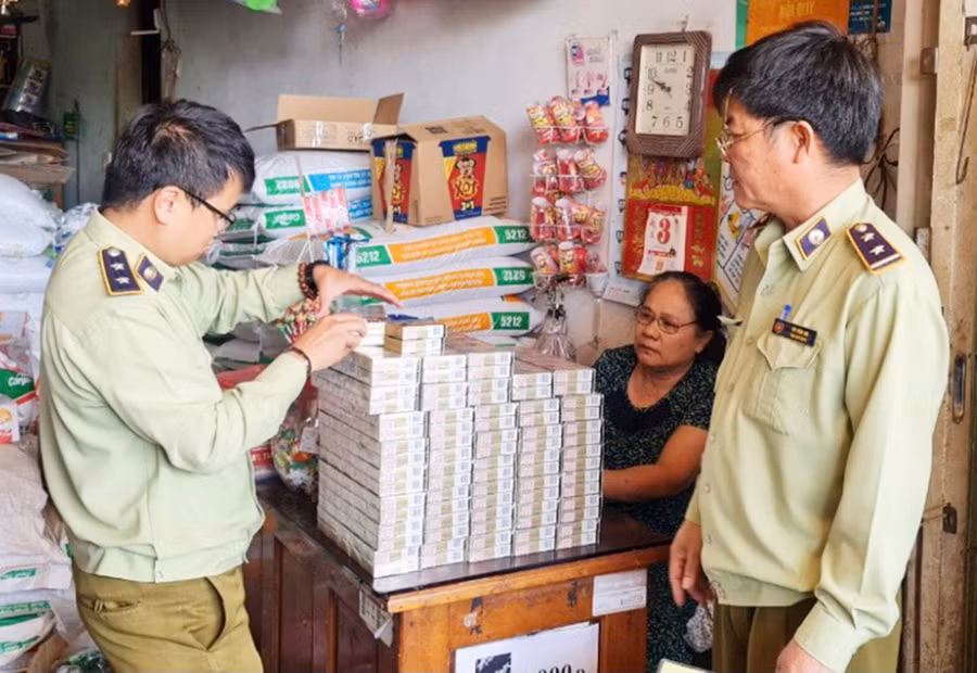  Lực lượng QLTT tạm giữ số thuốc lá điếu có dấu hiệu giả mạo nhãn hiệu White Horse tại cửa hàng tạp hóa Tâm Hương (xã Đak Yă, huyện Mang Yang). Ảnh: Vũ Thảo