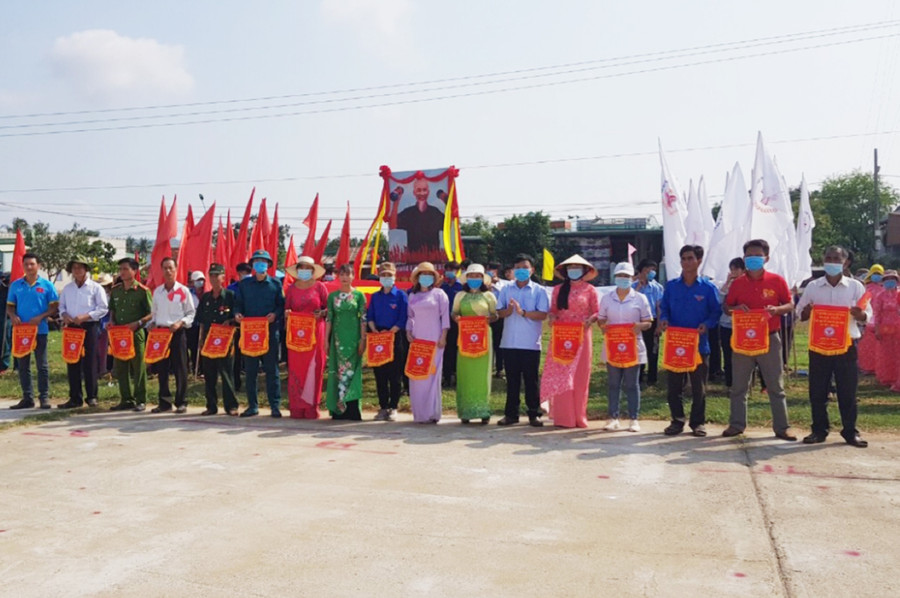 Ban tổ chức tặng trao cờ lưu niệm cho các đội tham dự Đại hội Thể dục thể thao xã Chư Răng lần V năm 2021. Ảnh: Mai Linh Ban tổ chức tặng trao cờ lưu niệm cho các đội tham dự Đại hội hội Thể dục thể thao xã Chư răng lần V năm 2021. Ảnh: Mai Linh