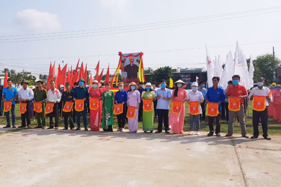  Ban tổ chức tặng trao cờ lưu niệm cho các đội tham dự Đại hội hội Thể dục thể thao xã Chư răng lần V năm 2021. Ảnh: Mai Linh