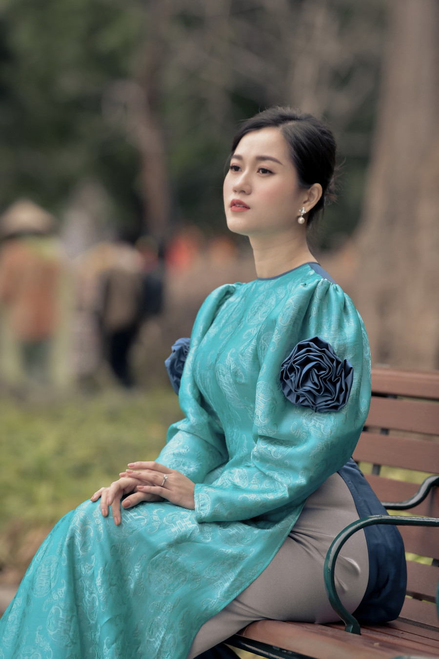 Theo đó, Lâm Vỹ Dạ xuất hiện khi diện những bộ áo dài cách tân do NTK Đức Hùng thực hiện.