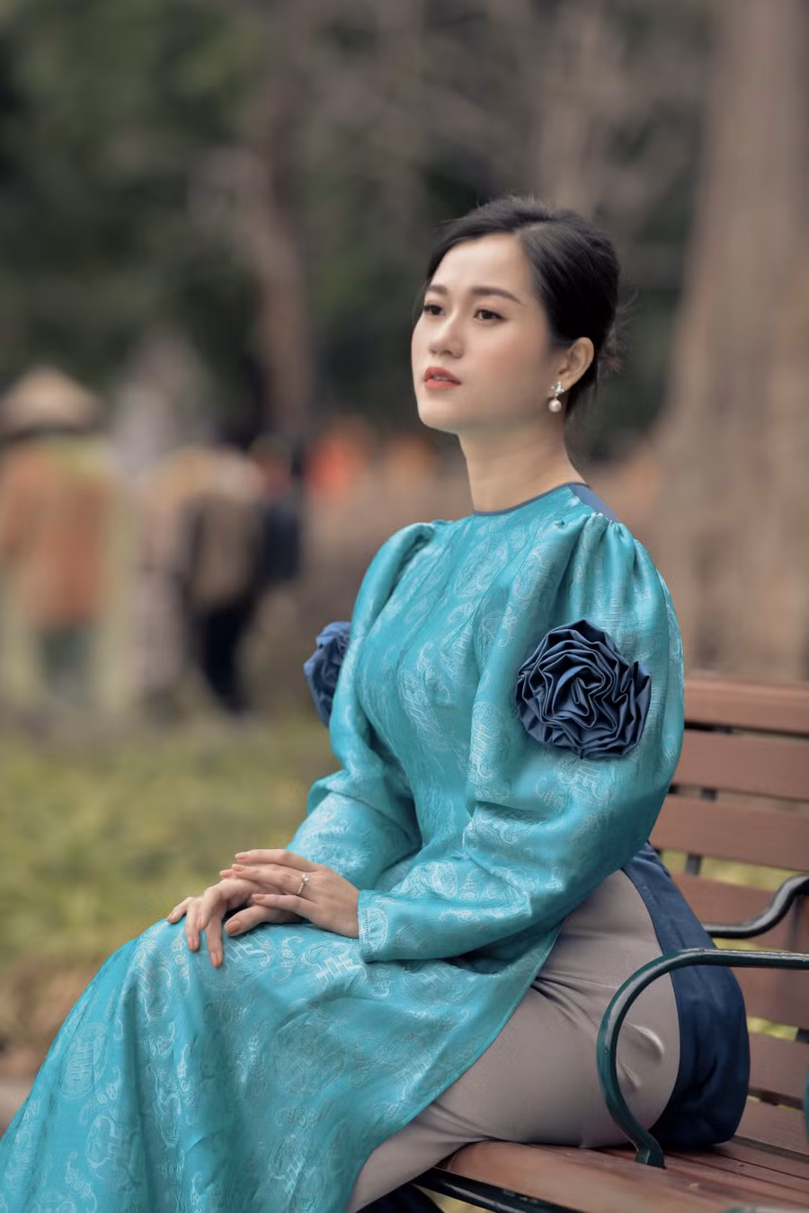 Theo đó, Lâm Vỹ Dạ xuất hiện khi diện những bộ áo dài cách tân do NTK Đức Hùng thực hiện.